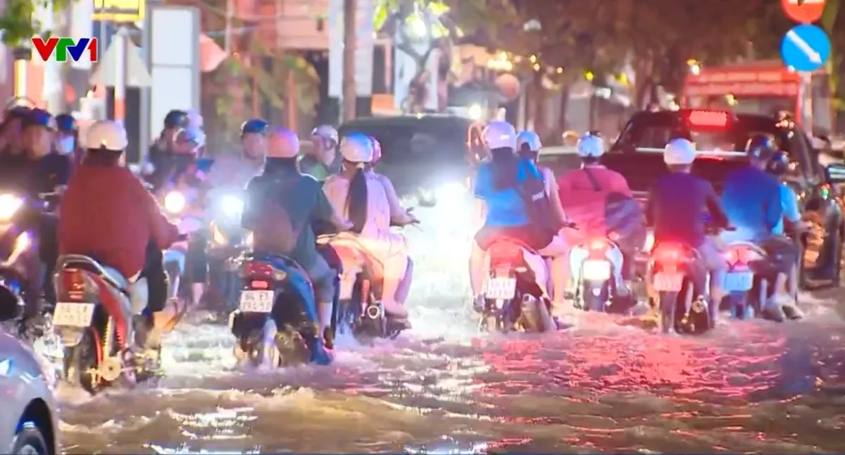 Cần Thơ ngập sâu trong đỉnh triều cường, phố hóa sông, người dân xắn quần lội nước- Ảnh 1. Cần Thơ ngập sâu trong đỉnh triều cường, phố hóa sông, người dân xắn quần lội nước- Ảnh 1.