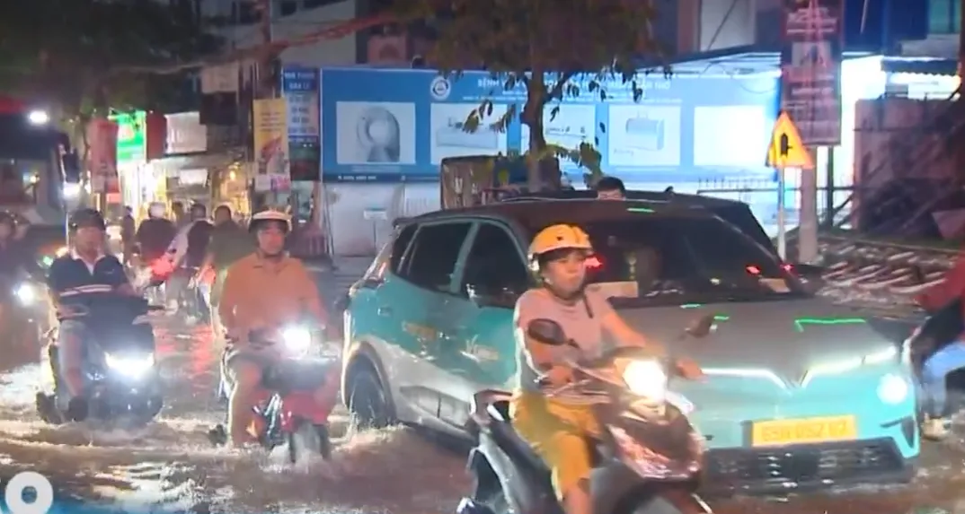 Cần Thơ ngập sâu trong đỉnh triều cường, phố hóa sông, người dân xắn quần lội nước- Ảnh 3. Cần Thơ ngập sâu trong đỉnh triều cường, phố hóa sông, người dân xắn quần lội nước- Ảnh 3.