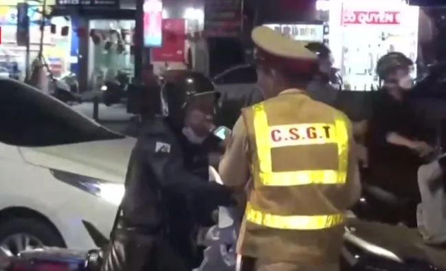 Đổi lái khi gặp chốt vẫn không thoát lỗi nồng độ cồn - Ảnh 1.