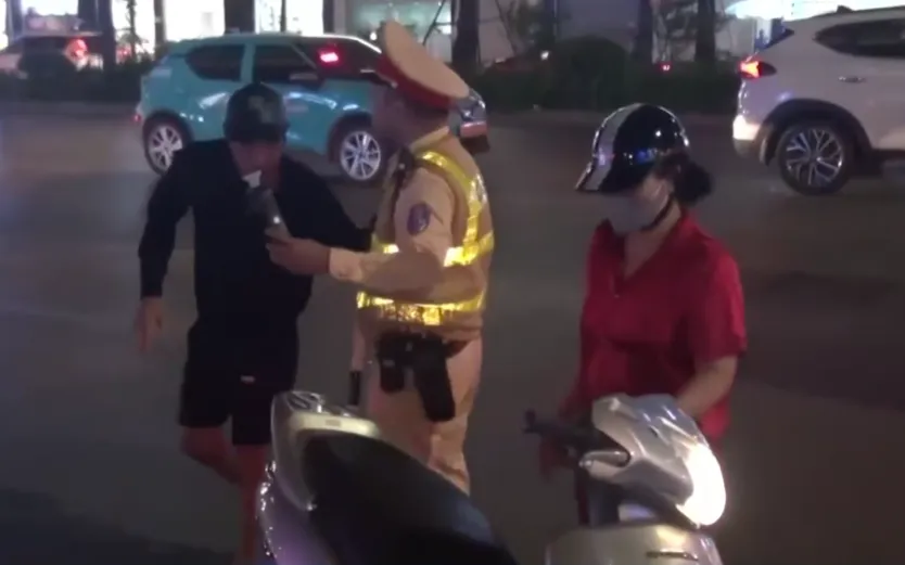 Đổi lái khi gặp chốt vẫn không thoát lỗi nồng độ cồn - Ảnh 2.