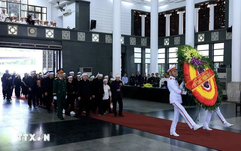 Gia đình nguyên Phó Chủ tịch Hội đồng Bộ trưởng Trần Phương vào viếng. (Ảnh: Tuấn Anh/TTXVN) Gia đình nguyên Phó Chủ tịch Hội đồng Bộ trưởng Trần Phương vào viếng. (Ảnh: Tuấn Anh/TTXVN)