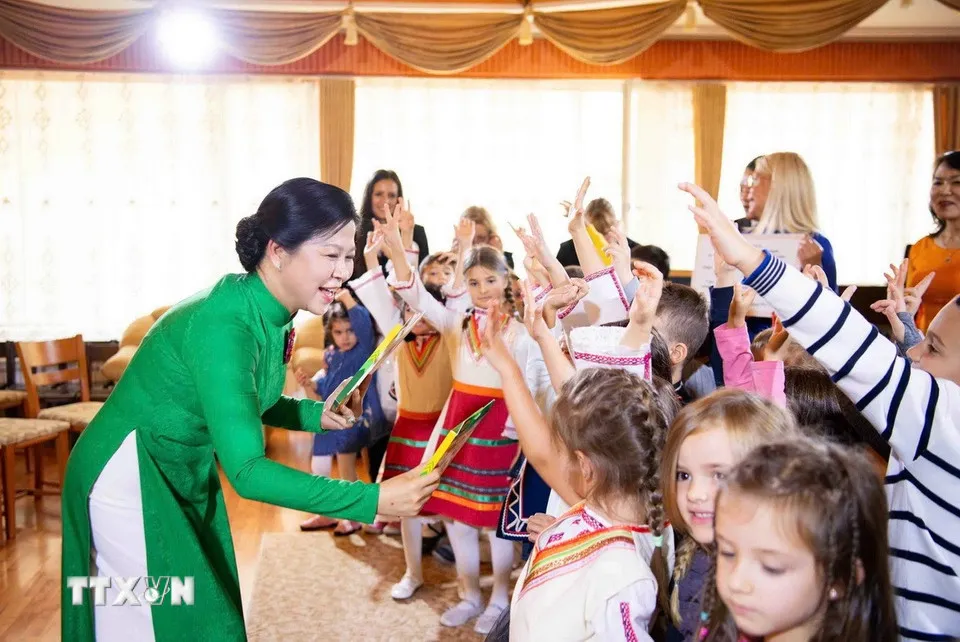 Phu nhân Tổng Bí thư Ngô Phương Ly thăm Trường mầm non số 2 Zvanche (Bulgaria) - Ảnh 1.