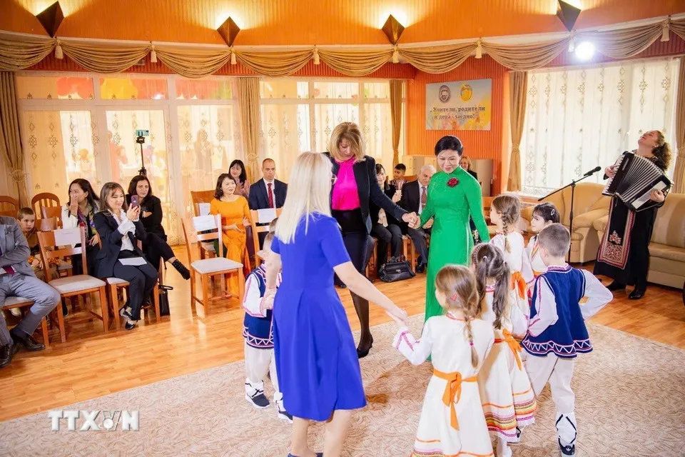Phu nhân Tổng Bí thư Ngô Phương Ly thăm Trường mầm non số 2 Zvanche (Bulgaria) - Ảnh 2.