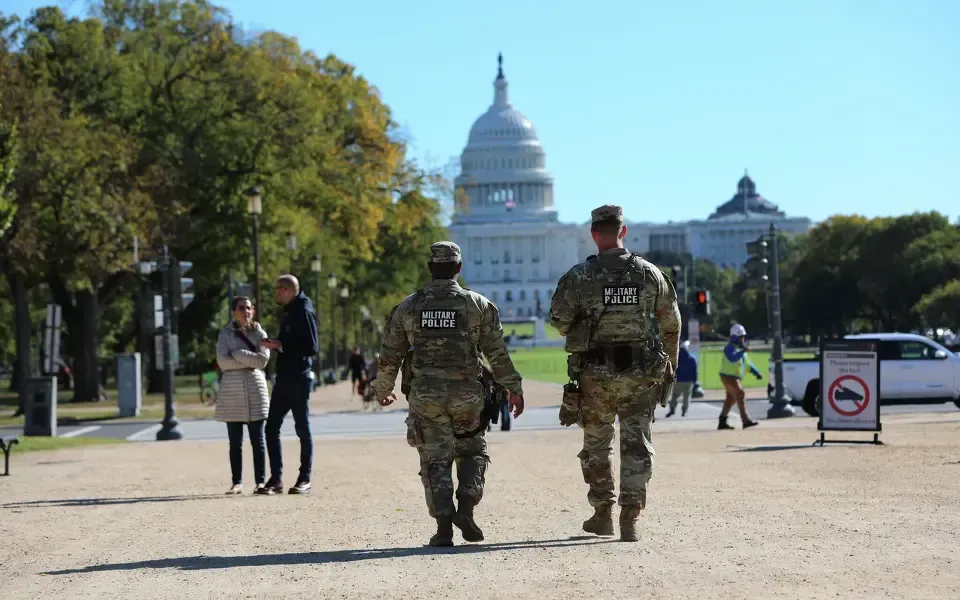 Binh lính Vệ binh Quốc gia tuần tra tại National Mall gần Điện Capitol ở Washington D.C. (Ảnh: AP) Binh lính Vệ binh Quốc gia tuần tra tại National Mall gần Điện Capitol ở Washington D.C. (Ảnh: AP)