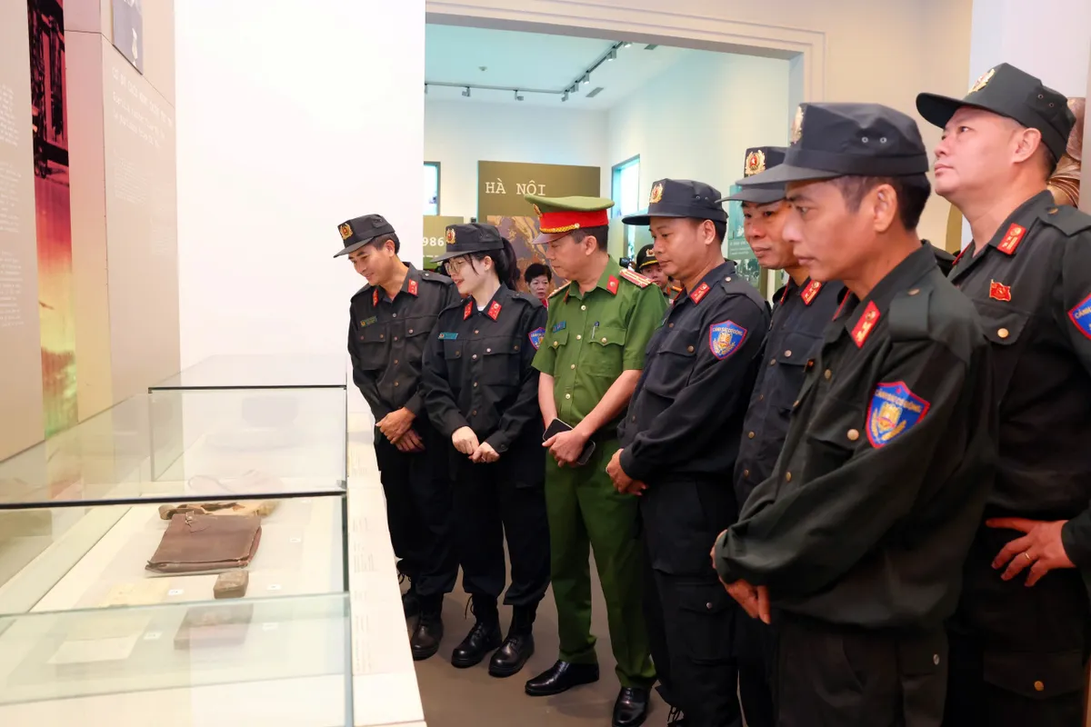 Hơn 1.500 hiện vật, tư liệu trưng bày tại Bảo tàng Công an Hà Nội sau khi nâng cấp toàn diện - Ảnh 4.