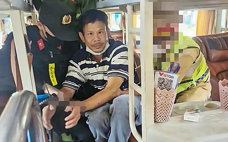 Nghi phạm Mai Xuân Tùng bị bắt giữ trên xe khách. (Ảnh: CA)
 Nghi phạm Mai Xuân Tùng bị bắt giữ trên xe khách. (Ảnh: CA)