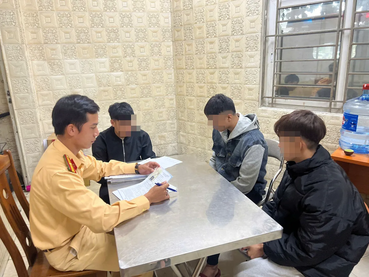 CSGT Hà Nội nhanh chóng xác minh, xử lý nhóm thanh niên 'đầu trần' đeo bám xe chở phạm - Ảnh 2.