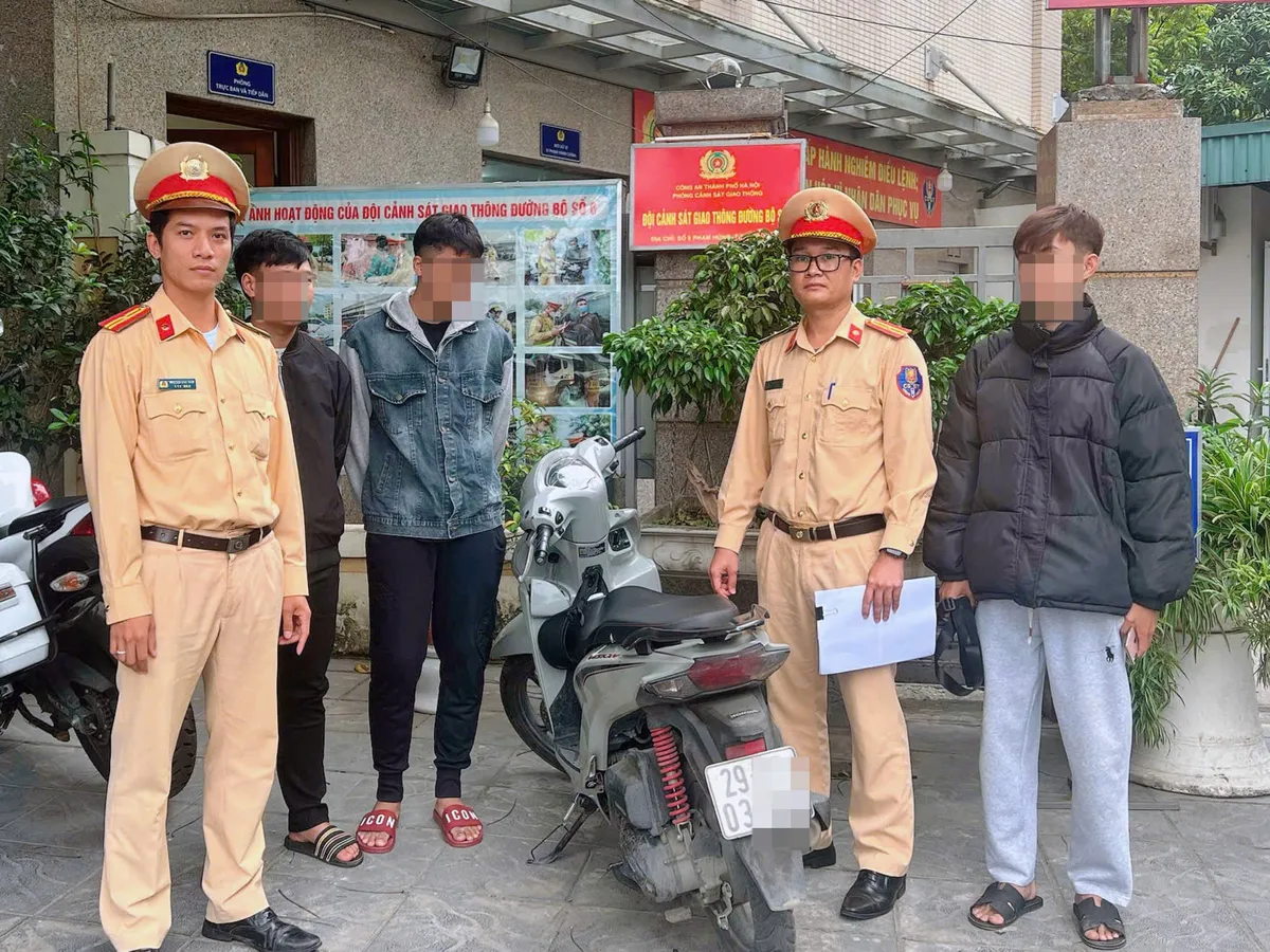 CSGT Hà Nội nhanh chóng xác minh, xử lý nhóm thanh niên 'đầu trần' đeo bám xe chở phạm - Ảnh 1.