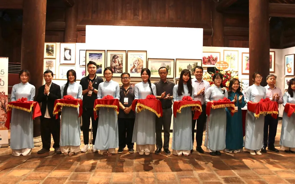 Khai mạc triển lãm "Hành trình kết nối" Khai mạc triển lãm "Hành trình kết nối"