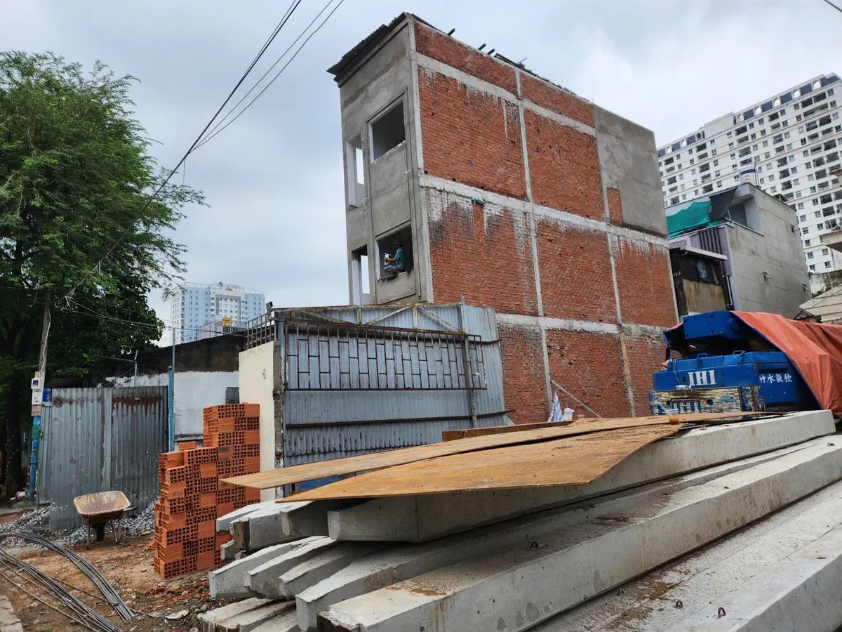 TP Hồ Chí Minh: Người dân tự tháo dỡ nhà cửa, trả mặt bằng thi công cầu đường Nguyễn Khoái- Ảnh 1. TP Hồ Chí Minh: Người dân tự tháo dỡ nhà cửa, trả mặt bằng thi công cầu đường Nguyễn Khoái- Ảnh 1.