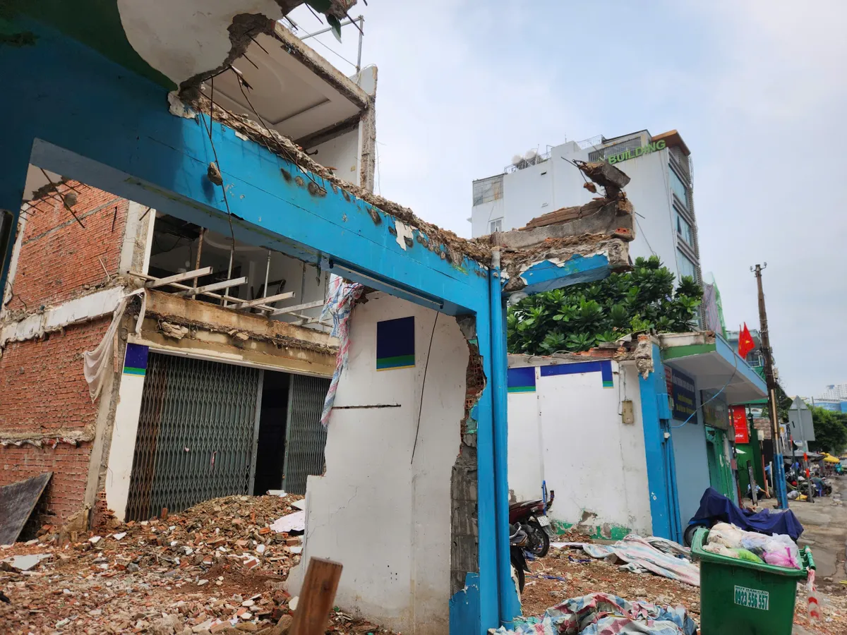 TP Hồ Chí Minh: Người dân tự tháo dỡ nhà cửa, trả mặt bằng thi công cầu đường Nguyễn Khoái- Ảnh 2. TP Hồ Chí Minh: Người dân tự tháo dỡ nhà cửa, trả mặt bằng thi công cầu đường Nguyễn Khoái- Ảnh 2.