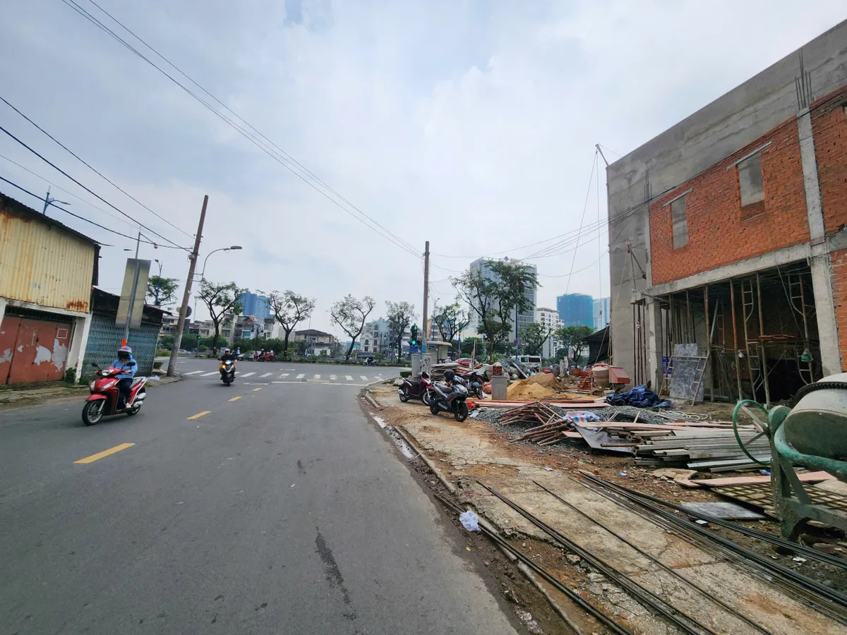 TP Hồ Chí Minh: Người dân tự tháo dỡ nhà cửa, trả mặt bằng thi công cầu đường Nguyễn Khoái- Ảnh 4. TP Hồ Chí Minh: Người dân tự tháo dỡ nhà cửa, trả mặt bằng thi công cầu đường Nguyễn Khoái- Ảnh 4.