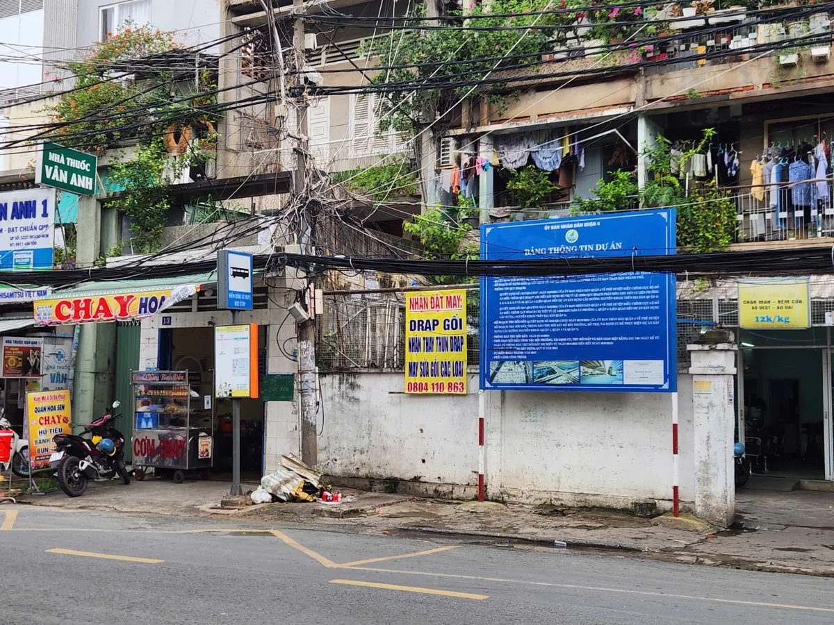TP Hồ Chí Minh: Người dân tự tháo dỡ nhà cửa, trả mặt bằng thi công cầu đường Nguyễn Khoái- Ảnh 5. TP Hồ Chí Minh: Người dân tự tháo dỡ nhà cửa, trả mặt bằng thi công cầu đường Nguyễn Khoái- Ảnh 5.
