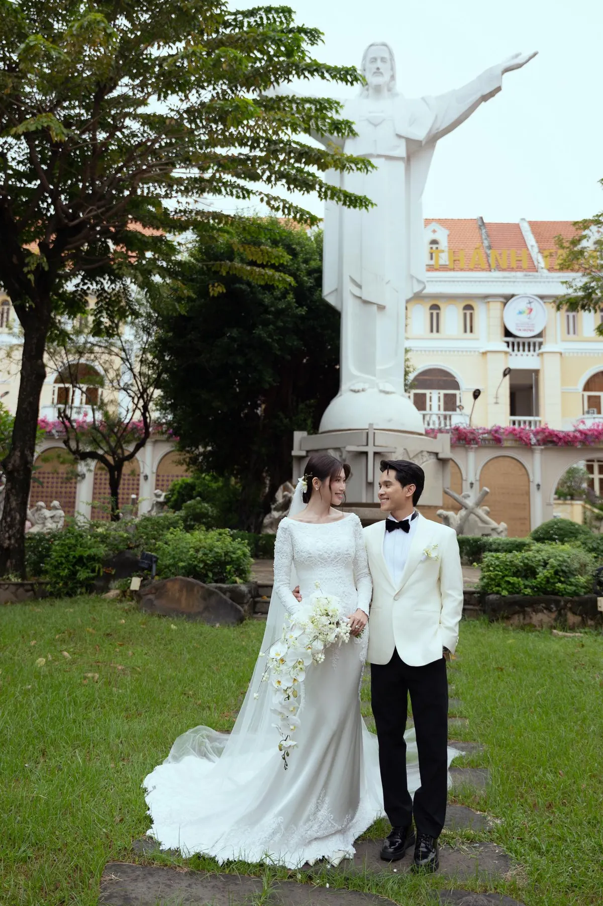 Đám cưới của Chế Nguyễn Quỳnh Châu, NSND Lan Hương mừng sinh nhật ông xã Đỗ Kỷ - Ảnh 1. Đám cưới của Chế Nguyễn Quỳnh Châu, NSND Lan Hương mừng sinh nhật ông xã Đỗ Kỷ - Ảnh 1.