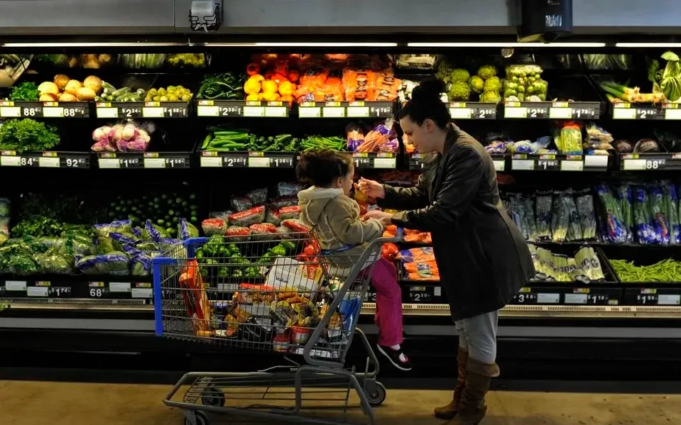 Người tiêu dùng mua sắm tại siêu thị ở Rhode Island, Mỹ. (Ảnh: Washington Post) Người tiêu dùng mua sắm tại siêu thị ở Rhode Island, Mỹ. (Ảnh: Washington Post)