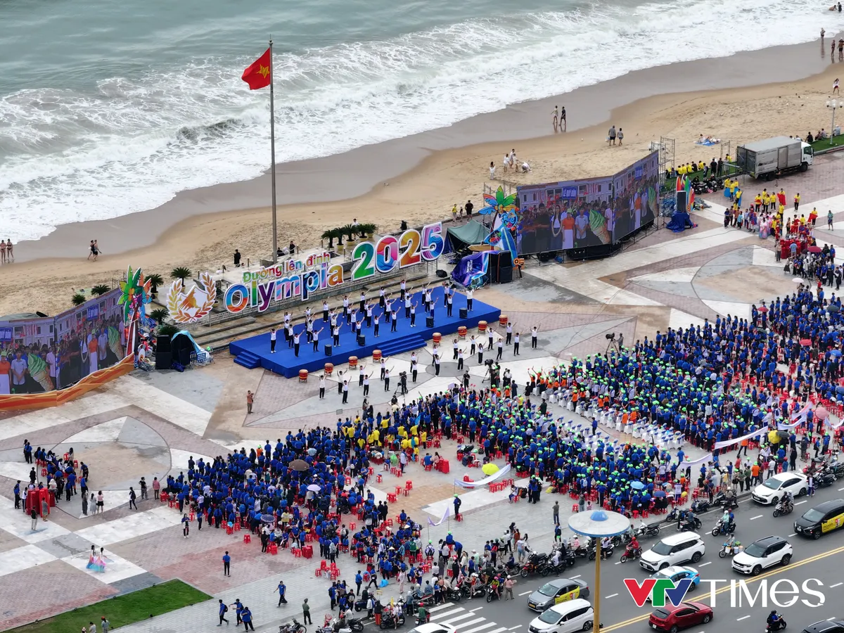 Tinh thần "Khánh Hòa - biển gọi chiến thắng" cực nóng tại điểm cầu Chung kết Olympia 2025 - Ảnh 1.