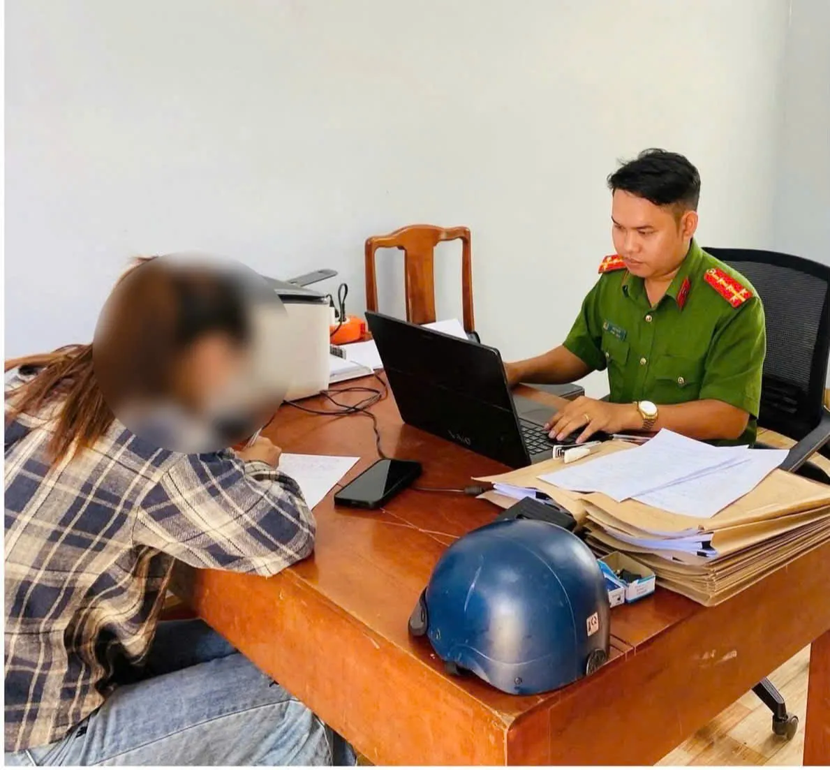 Đăng vị trí chốt kiểm tra nồng độ cồn lên mạng, một người bị Công an mời làm việc - Ảnh 2.