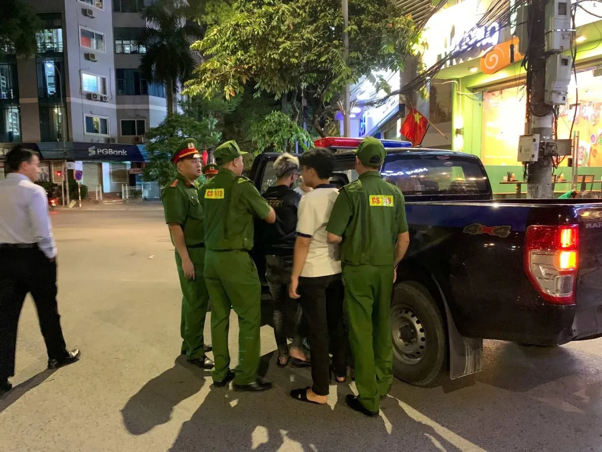 Nhóm thanh thiếu niên cầm hung khí truy đuổi nhau trên phố Hoàng Cầu (Hà Nội) - Ảnh 1.