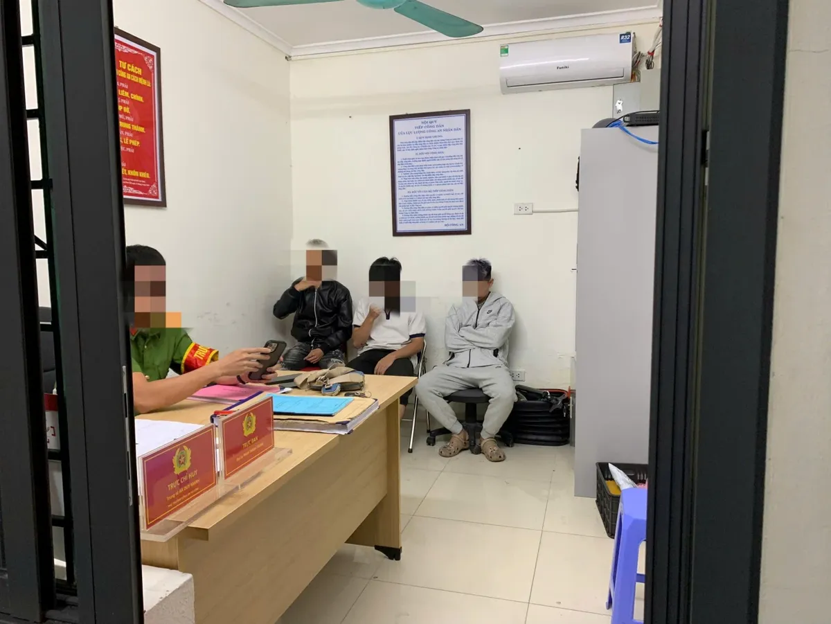 Nhóm thanh thiếu niên cầm hung khí truy đuổi nhau trên phố Hoàng Cầu (Hà Nội) - Ảnh 2.