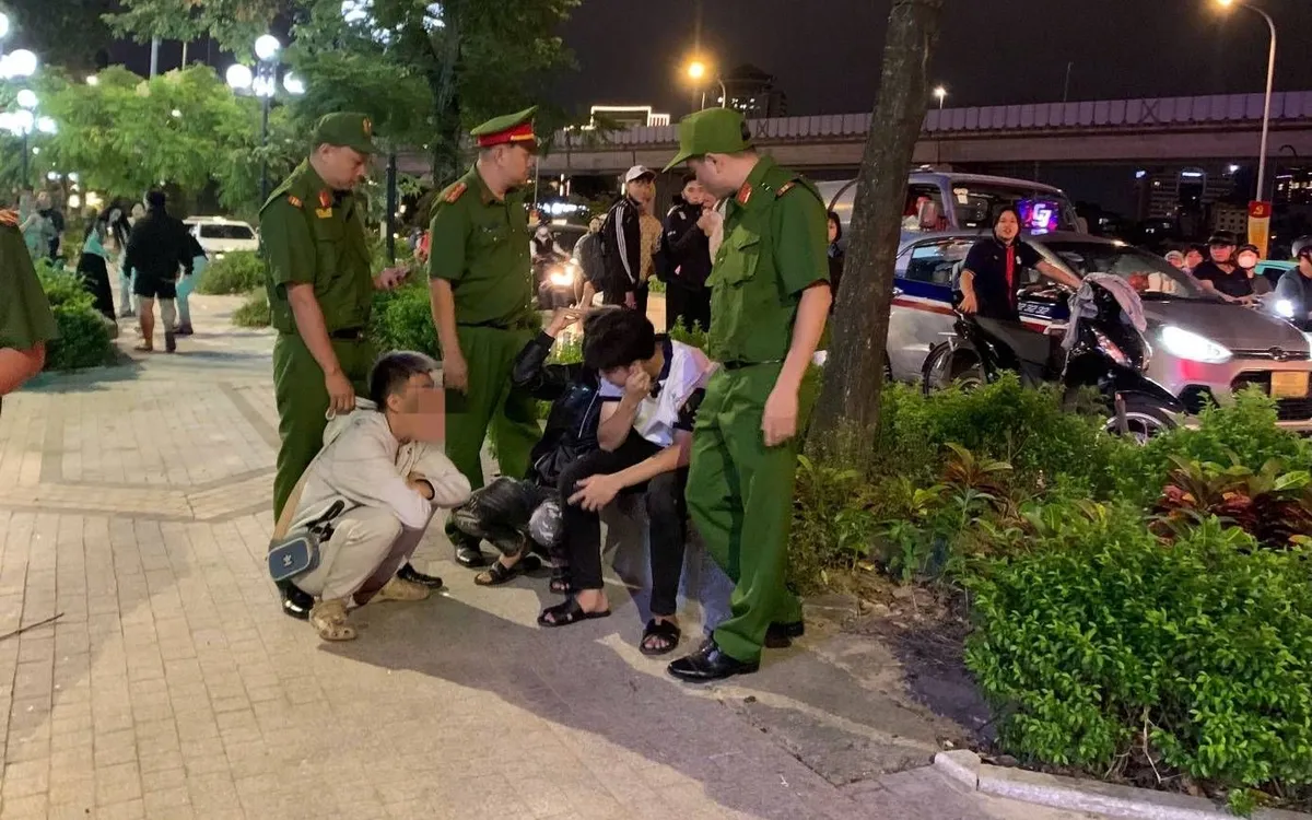 Cảnh sát 113 khống chế, kiểm tra nhóm thanh niên có biểu hiện vi phạm pháp luật. (Ảnh: CA) Cảnh sát 113 khống chế, kiểm tra nhóm thanh niên có biểu hiện vi phạm pháp luật. (Ảnh: CA)