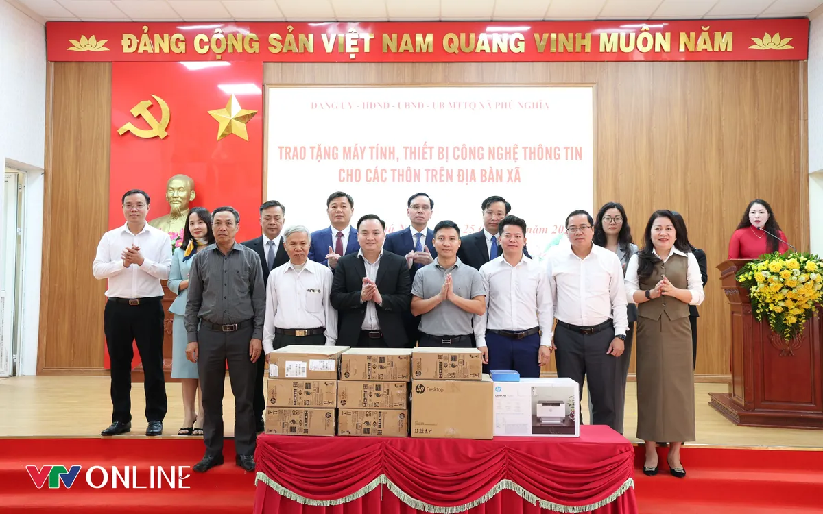 Nhiều người dân xã Phú Nghĩa (Hà Nội) tham gia ủng hộ phong trào chuyển đổi số tại địa phương.