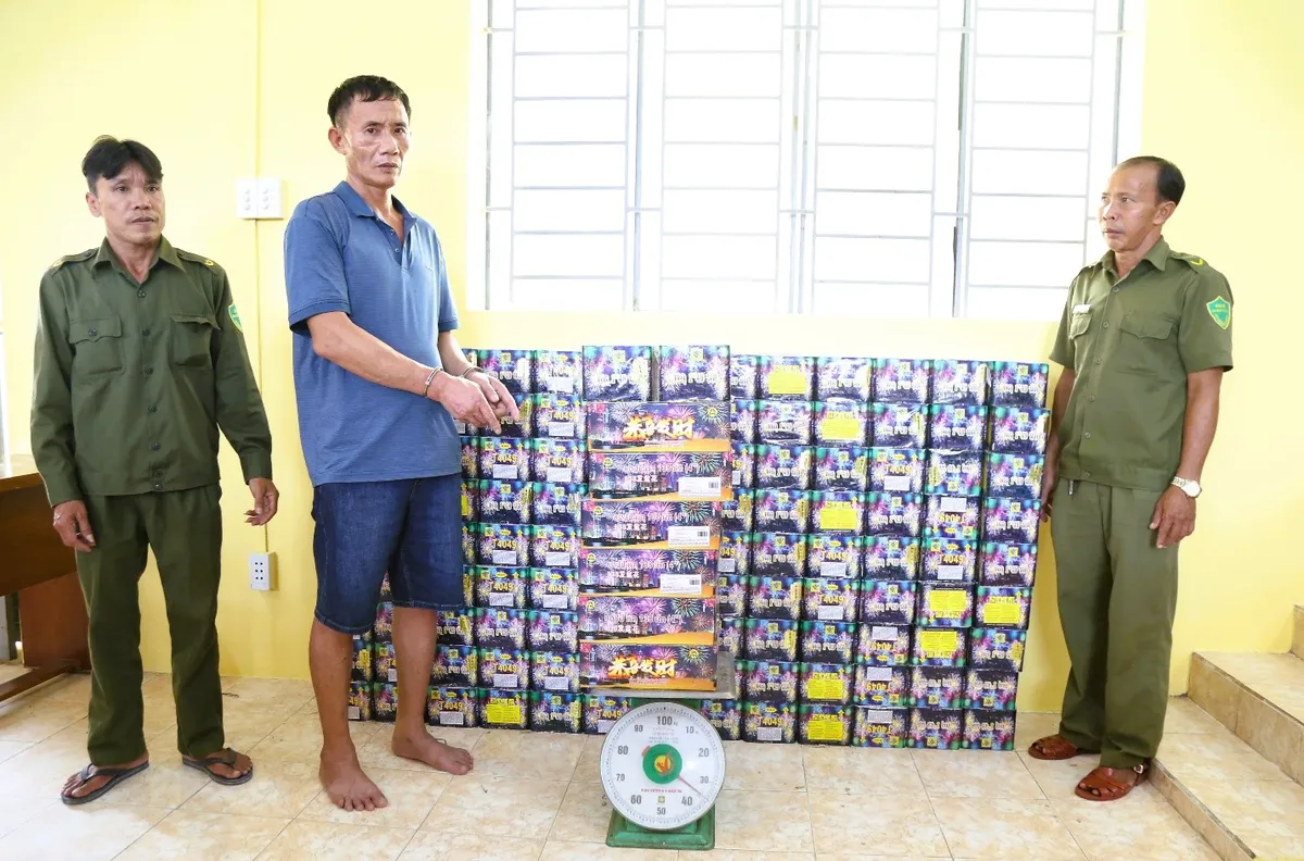 Đồng Nai: Bắt đối tượng nghiện ma tuý, buôn bán gần 340 kg pháo nổ- Ảnh 1. Đồng Nai: Bắt đối tượng nghiện ma tuý, buôn bán gần 340 kg pháo nổ- Ảnh 1.