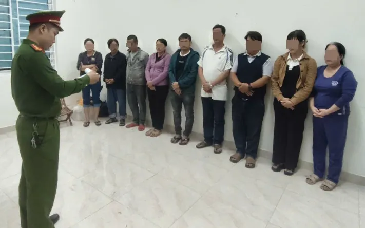 Cơ quan điều tra tống đạt quyết định khởi tố 9 đối tượng về hành vi đánh bạc. Ảnh Công an Đà Nẵng