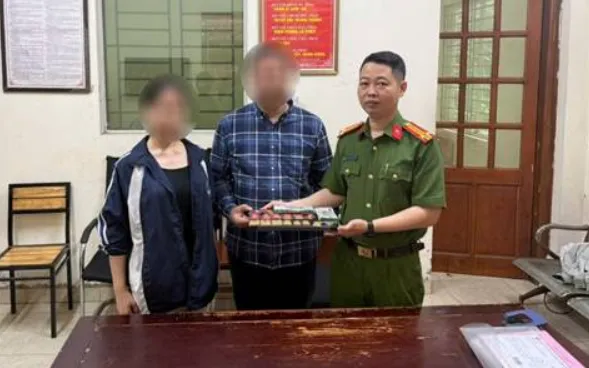 Công an phường Phương Liệt bàn giao tài sản cho gia đình. Ảnh: Cổng TTĐT Công an Hà Nội