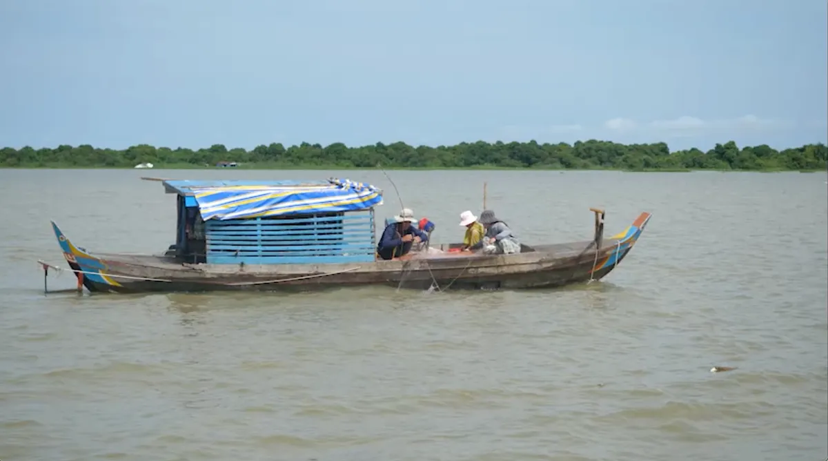 Hành trình ngược dòng nước của đoàn phim ký sự "Theo dấu cá linh" - Ảnh 2.