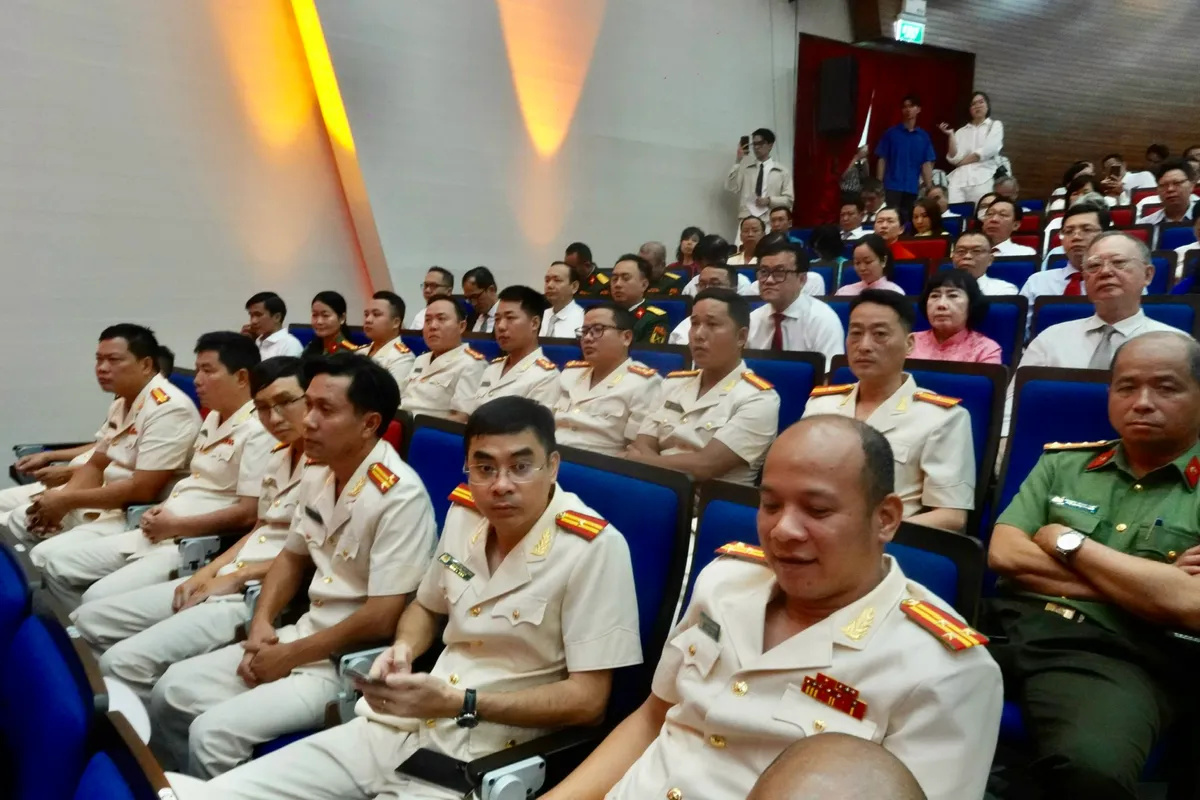 TP Hồ Chí Minh tuyên dương 478 gương điển hình thi đua yêu nước - Ảnh 3.