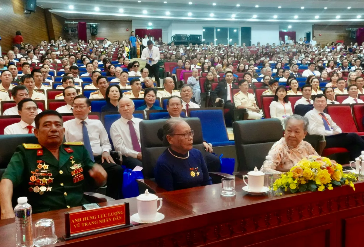 TP Hồ Chí Minh tuyên dương 478 gương điển hình thi đua yêu nước - Ảnh 2.