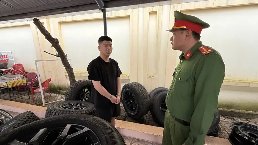 Thanh niên lái xe bán tải đi trộm cắp bánh ô tô - Ảnh 2.