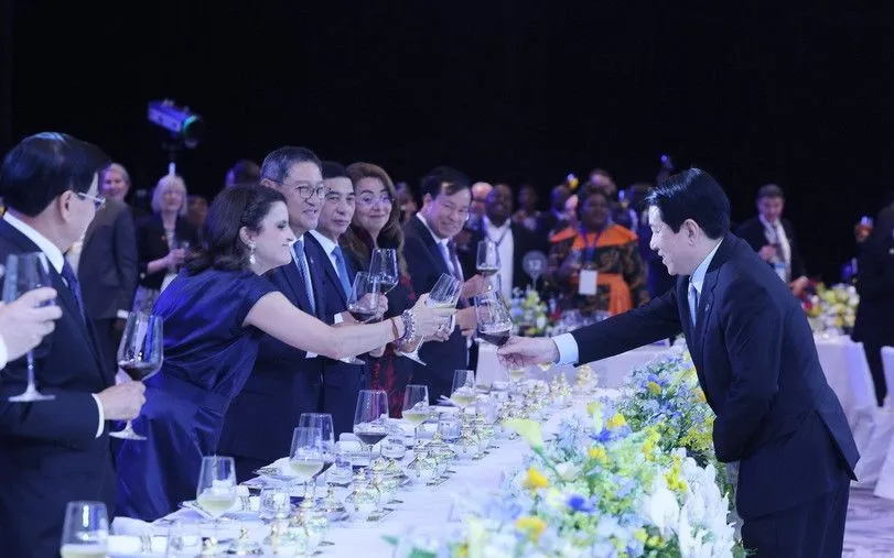Chủ tịch nước Lương Cường chào mừng các Trưởng đoàn tham dự Lễ mở ký Công ước Hà Nội. (Ảnh: TTXVN) Chủ tịch nước Lương Cường chào mừng các Trưởng đoàn tham dự Lễ mở ký Công ước Hà Nội. (Ảnh: TTXVN)