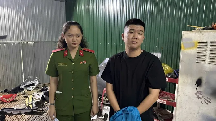 Thanh niên lái xe bán tải đi trộm cắp bánh ô tô - Ảnh 1.