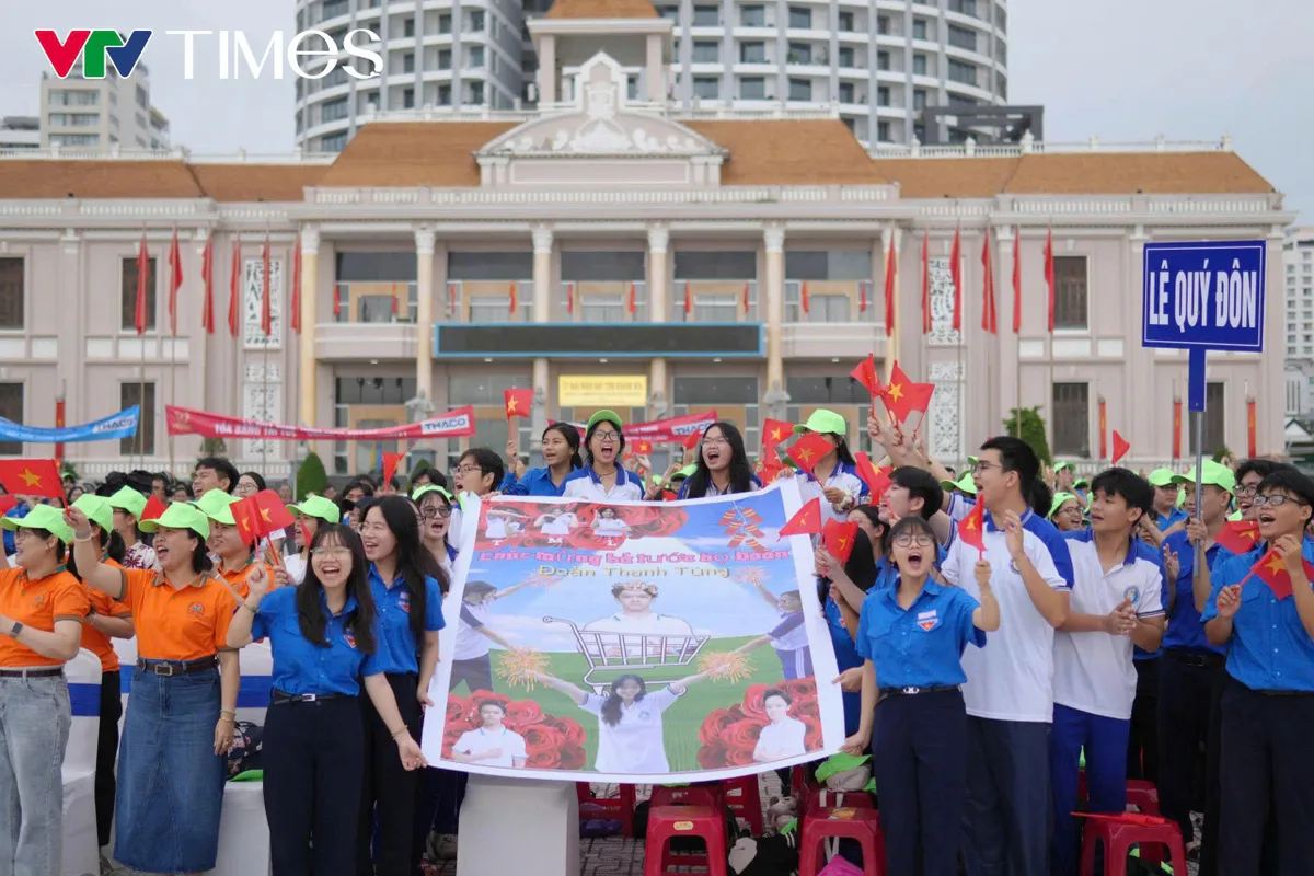 Tinh thần "Khánh Hòa - biển gọi chiến thắng" cực nóng tại điểm cầu Chung kết Olympia 2025 - Ảnh 2.