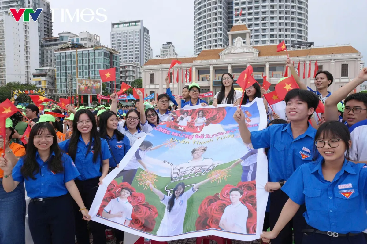 Tinh thần "Khánh Hòa - biển gọi chiến thắng" cực nóng tại điểm cầu Chung kết Olympia 2025 - Ảnh 5.