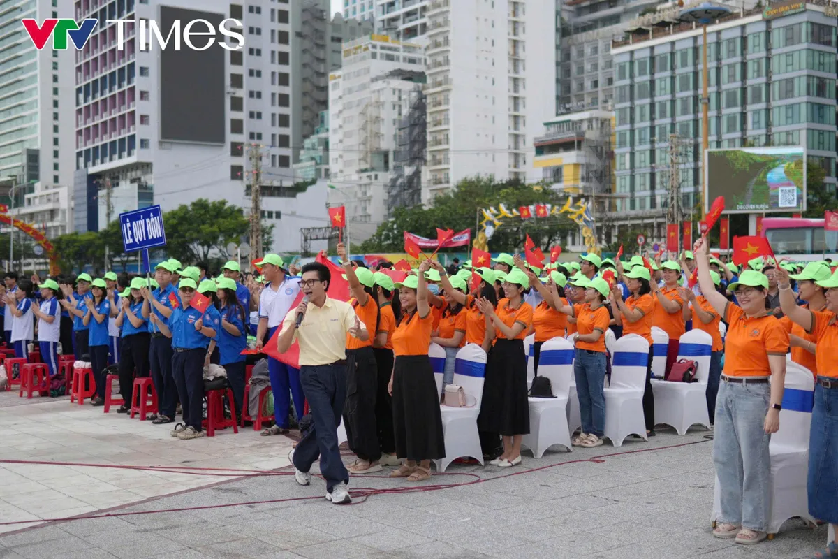 Tinh thần "Khánh Hòa - biển gọi chiến thắng" cực nóng tại điểm cầu Chung kết Olympia 2025 - Ảnh 9.