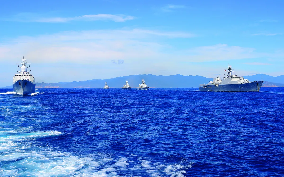 Đội hình tàu chiến đấu mặt nước huấn luyện trên biển.