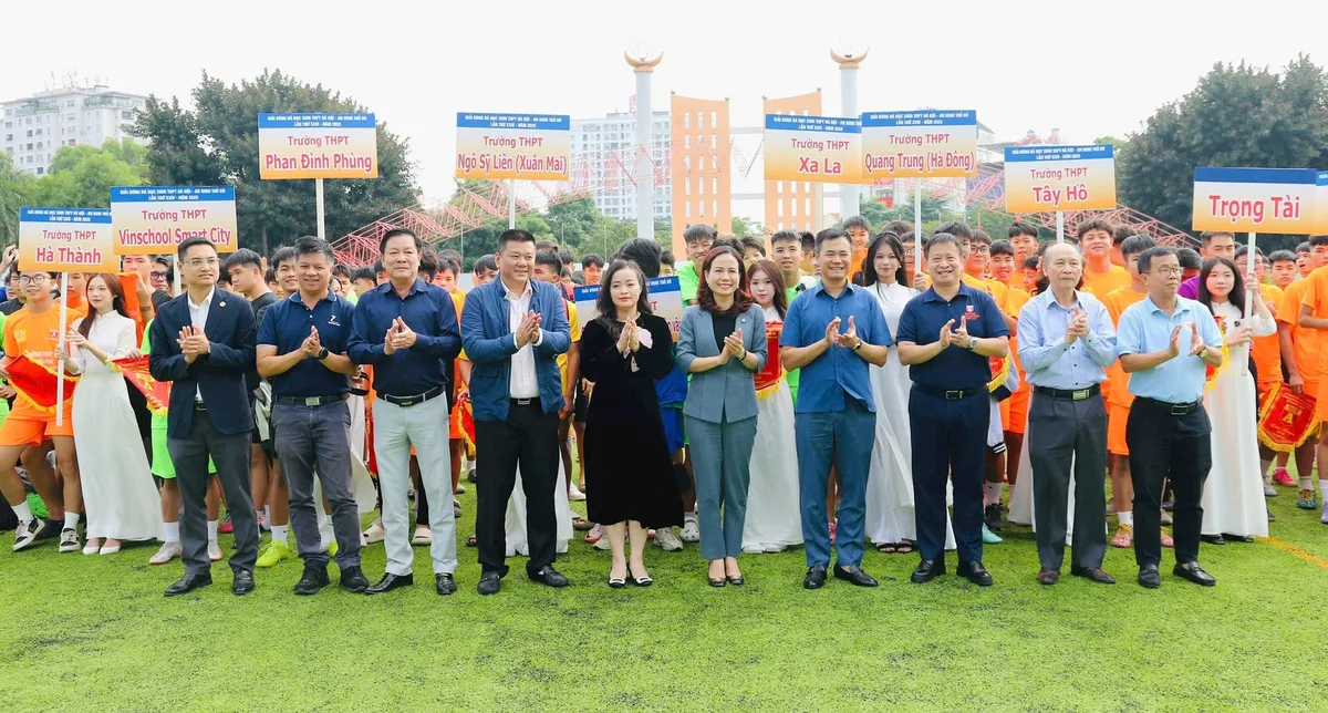 Giải bóng đá học sinh THPT Hà Nội 2025 có số đội tham dự kỷ lục
- Ảnh 1.