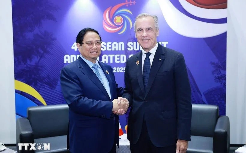 Thủ tướng Phạm Minh Chính gặp Thủ tướng Canada Mark Carney. (Ảnh: Dương Giang/TTXVN)