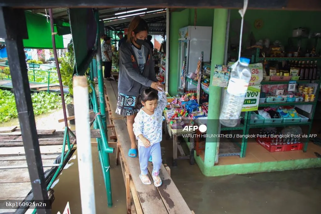 Lũ lụt ảnh hưởng 15 tỉnh của Thái Lan, ít nhất 13 người thiệt mạng- Ảnh 2. Lũ lụt ảnh hưởng 15 tỉnh của Thái Lan, ít nhất 13 người thiệt mạng- Ảnh 2.