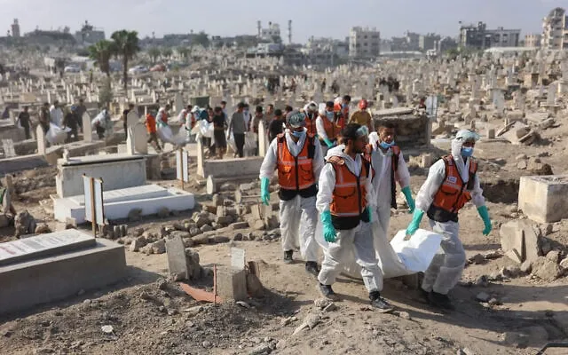 Một buổi dọn dẹp tại nghĩa trang Sheikh Shaaban, ở thành phố Gaza vào ngày 24/10/2025 (Ảnh: AFP)