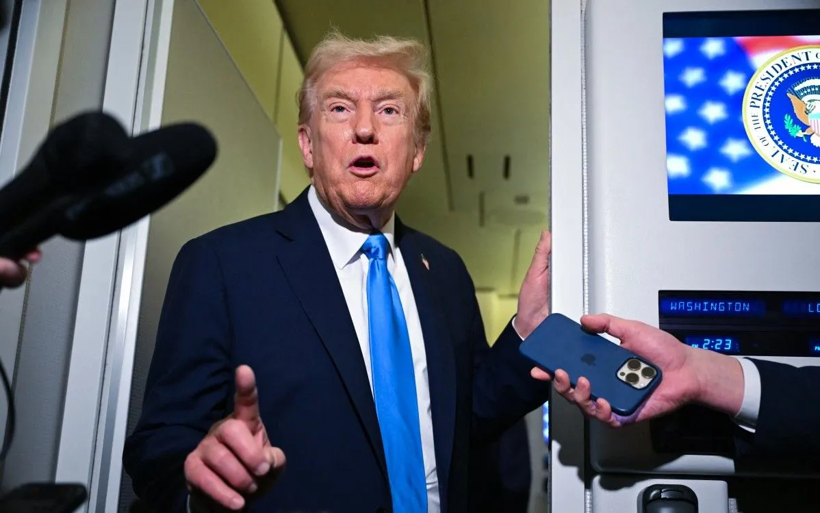 Tổng thống Mỹ Donald Trump trả lời phỏng vấn báo giới trên chuyên cơ Không lực Một, ngày 26/10/2025 (Ảnh: AFP) Tổng thống Mỹ Donald Trump trả lời phỏng vấn báo giới trên chuyên cơ Không lực Một, ngày 26/10/2025 (Ảnh: AFP)