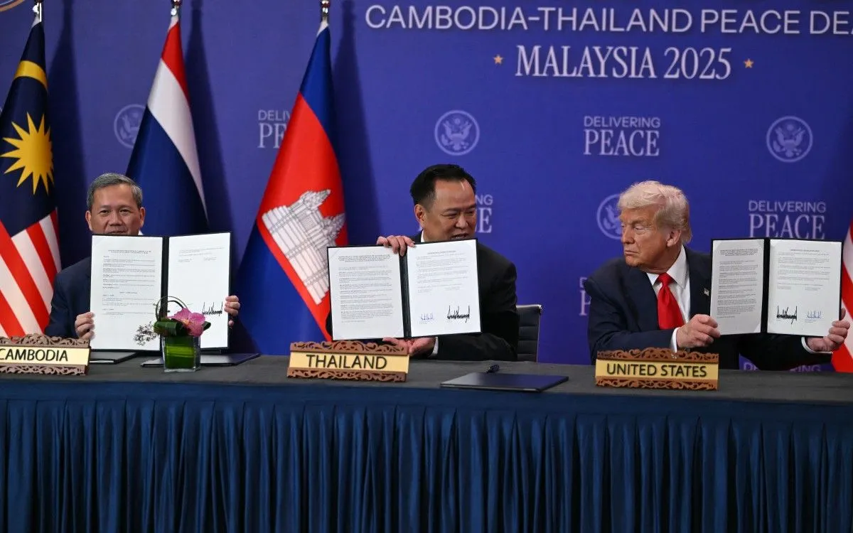 Tổng thống Trump (phải) cầm văn bản đã ký với Thủ tướng Campuchia Hun Manet (trái) và Thủ tướng Thái Lan Anutin (giữa) trong lễ ký kết thỏa thuận ngừng bắn tại Kuala Lumpur, ngày 26/10/2025 (Ảnh: AFP) Tổng thống Trump (phải) cầm văn bản đã ký với Thủ tướng Campuchia Hun Manet (trái) và Thủ tướng Thái Lan Anutin (giữa) trong lễ ký kết thỏa thuận ngừng bắn tại Kuala Lumpur, ngày 26/10/2025 (Ảnh: AFP)
