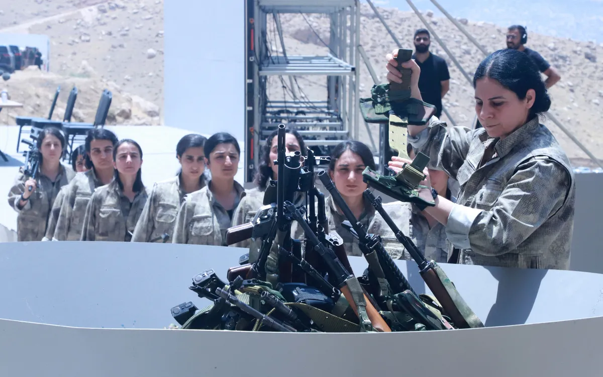 Chiến binh PKK bỏ vũ khí xuống hố trong một buổi lễ tại Sulaimaniyah, khu tự trị người Kurd tại Iraq, ngày 11/7/2025 (Ảnh: APF)