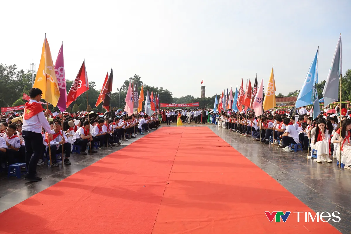 Ấn tượng 'lễ rước vòng nguyệt quế' Olympia 2025 về Hà Nội cùng Bảo Khánh- Ảnh 5.
