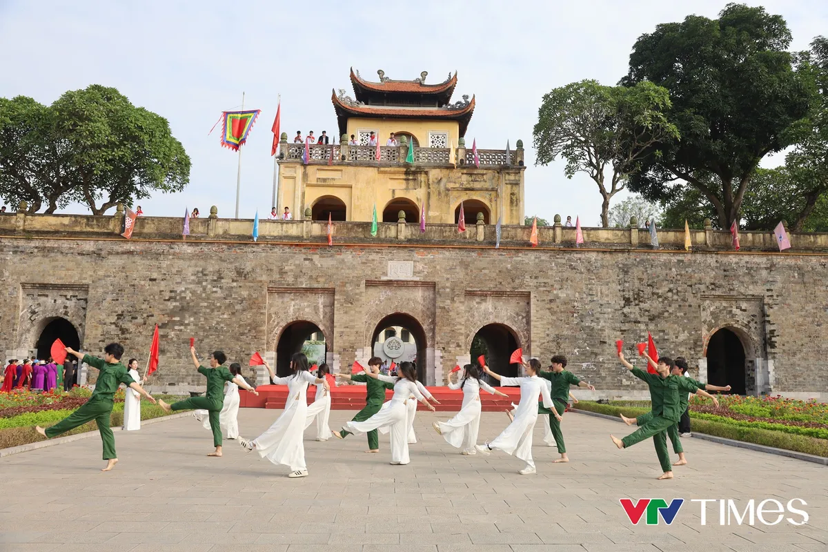 Ấn tượng 'lễ rước vòng nguyệt quế' Olympia 2025 về Hà Nội cùng Bảo Khánh- Ảnh 6.