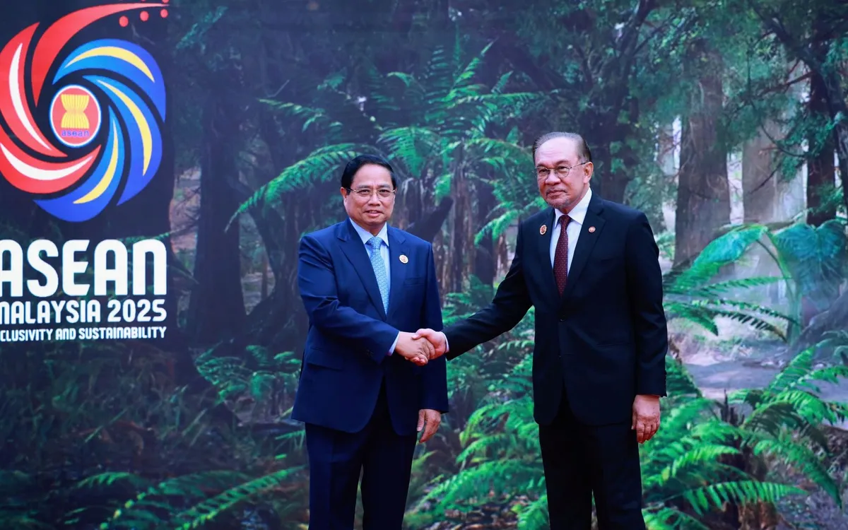 Thủ tướng Malaysia Anwar Ibrahim nhiệt liệt chào đón Thủ tướng Phạm Minh Chính tham dự Hội nghị Cấp cao ASEAN lần thứ 47 và các hội nghị cấp cao liên quan - Ảnh: VGP/Nhật Bắc 
