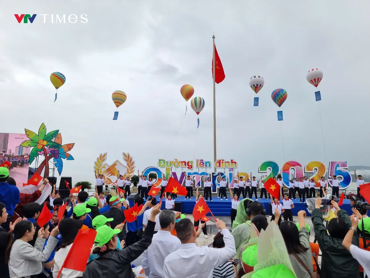 Sôi động và đầy xúc động tại chung kết Đường lên đỉnh Olympia 2025 - điểm cầu Khánh Hòa- Ảnh 4. Sôi động và đầy xúc động tại chung kết Đường lên đỉnh Olympia 2025 - điểm cầu Khánh Hòa- Ảnh 4.