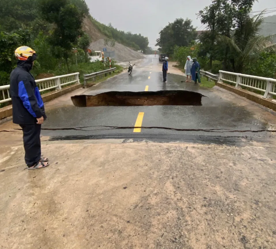Nước sông ở Đà Nẵng dâng cao, miền núi sạt lở nhiều nơi - Ảnh 3.